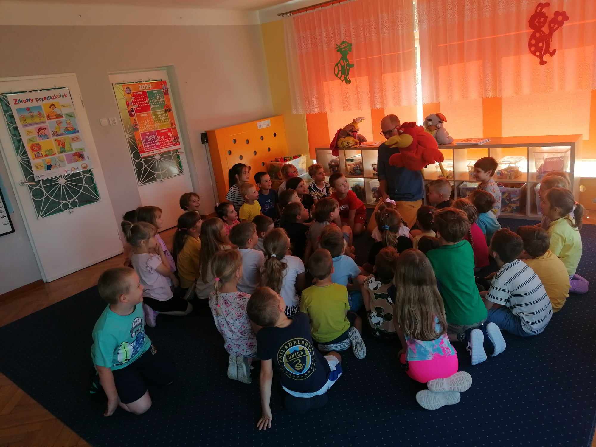 Autor książek z grupą dzieci.